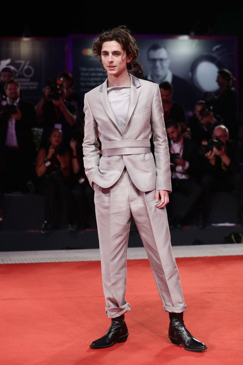 https://fashionista.com/.image/t_share/MTY2NjU0ODk1MzkzMzUxMTEy/timothee-chalamet-haider-ackerman-venice-film-fest.jpg